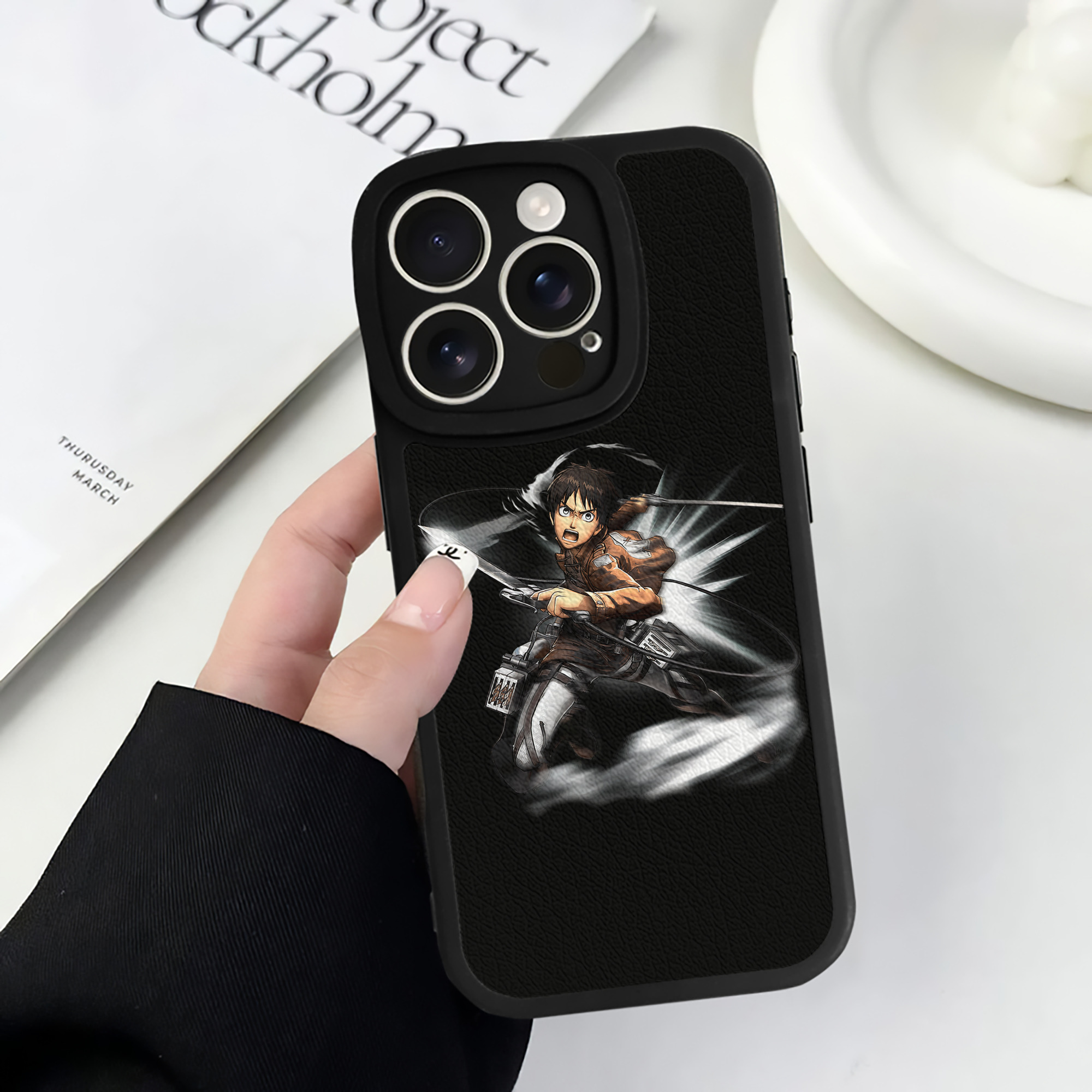 （画像用） 進撃の巨人 エレン･イェーガー Attack on Titan Eren Jäger 【iPhone 16シリーズ対応】シリコンスマホケース（レザー調） 材質：シリコン